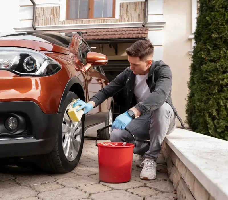 Lavage auto à domicile Sapogne-et-Feuchères : professionnel intervenant sur un véhicule
